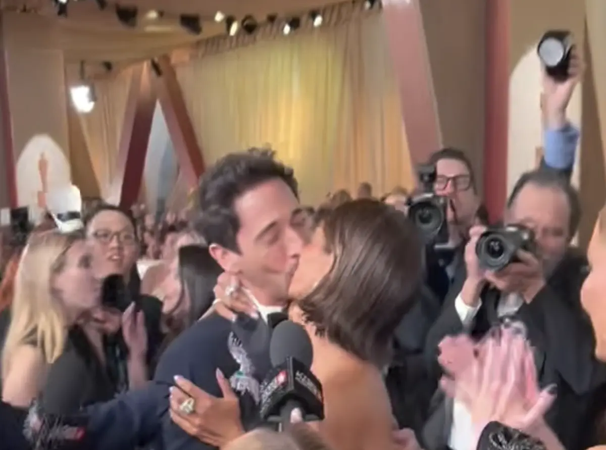 ▲奧斯卡影后荷莉貝瑞（中右）在星光大道上主動熱吻影帝安德林布洛迪（中左），重現當年安德林在頒獎典禮上抱住她熱吻的經典畫面。（圖／摘自theacademy  IG）