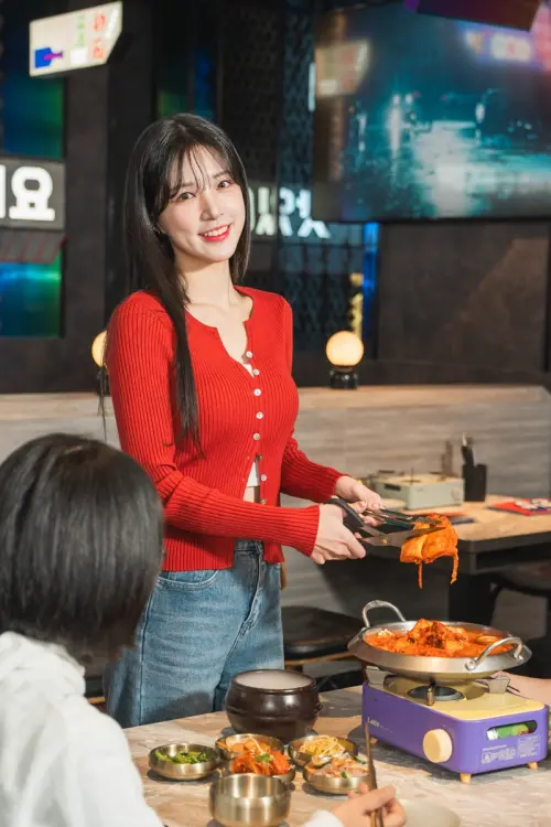▲釜山女神李晧禎也曾現身推薦初瓦新菜「釜山屋哩豬肉湯鍋」。（圖／王品集團提供）