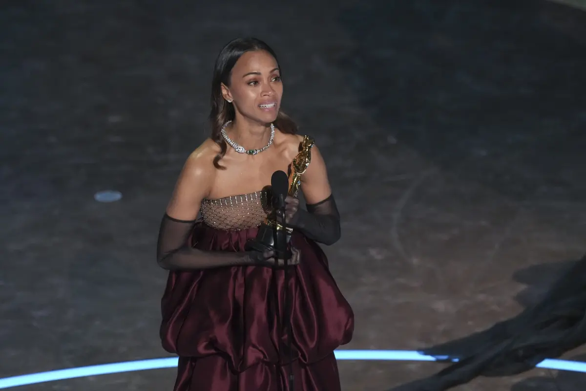 ▲《璀璨女人夢》柔伊莎達娜奪最佳女配角，表示這是她生命中最愛的角色，也很感謝奧斯卡的肯定，也認為祖母會以她為榮。（圖／美聯社／達志影像）