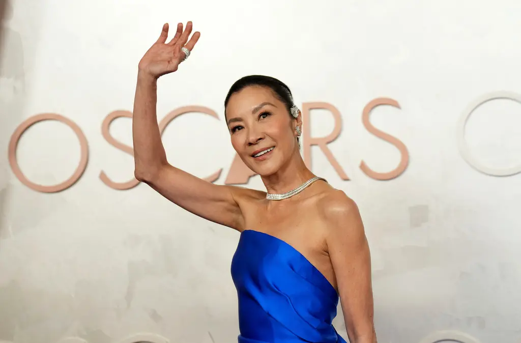 ▲62歲的影后楊紫瓊（如圖）今日也現身奧斯卡頒獎典禮，紅毯高雅造型豔壓Lisa，「神力女超人」蓋兒加朵則身穿大紅色禮服超火辣。（圖／美聯社／達志影像）