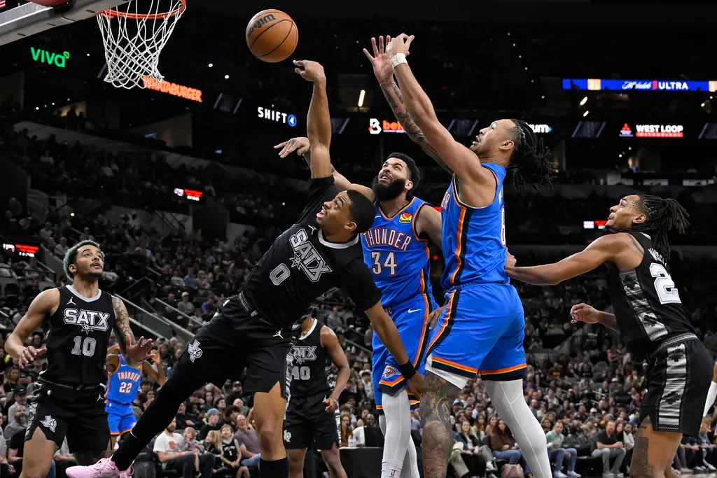 ▲NBA馬刺對戰雷霆爆發激烈衝突，Kenrich Williams與Julian Champagnie推擠對峙，Lou Dort介入後，3人都遭驅逐。（圖／美聯社／達志影像）