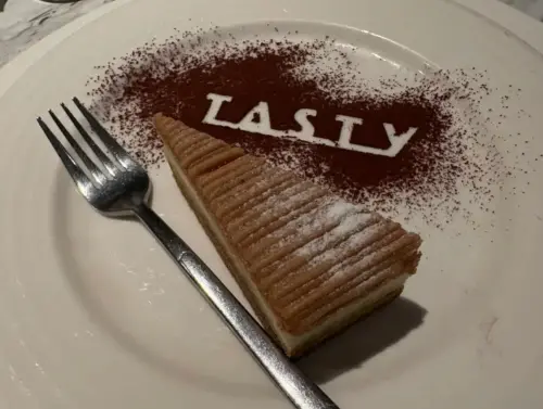 ▲到西堤牛排慶生用餐的話,店員就會拍照洗出來帶回家做紀念,另外還會送上生日小蛋糕「提拉米蘇」!(圖/記者張嘉哲攝) ▲到西堤牛排慶生用餐的話,店員就會拍照洗出來帶回家做紀念,另外還會送上生日小蛋糕「提拉米蘇」!(圖/記者張嘉哲攝)