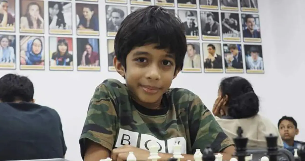 ▲8歲神童打敗37歲國際象棋大師，成為目前最年輕「擊敗特級西洋象棋大師」紀錄保持人。（圖／翻攝自新加坡象棋聯盟）