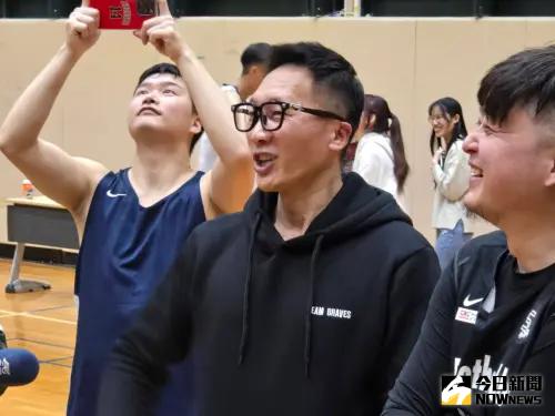 ▲台灣籃壇名帥許晉哲擔任這支球隊的總教練。（圖／記者黃建霖攝）