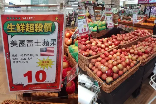 (圖/我愛全聯-好物老實説臉書) ▲有消費者在全聯發現要價僅10元的蘋果。(圖/我愛全聯-好物老實説臉書)