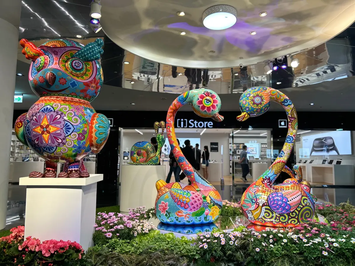 ▲洪易作品搭配春季花草植栽，將中友百貨妝點得春意盎然，有如一場春之饗宴。（圖／中友提供）