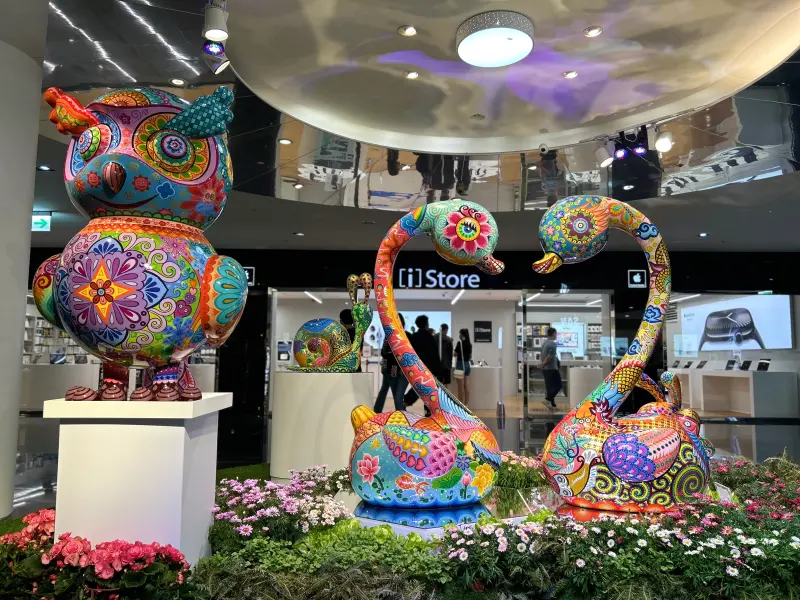 ▲洪易作品搭配春季花草植栽，將中友百貨妝點得春意盎然，有如一場春之饗宴。（圖／中友提供）