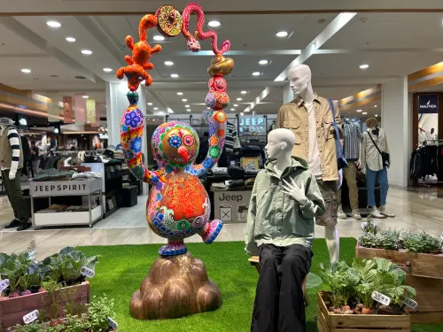 ▲洪易作品搭配春季花草植栽，將中友百貨妝點得春意盎然，有如一場春之饗宴。（圖／中友提供）