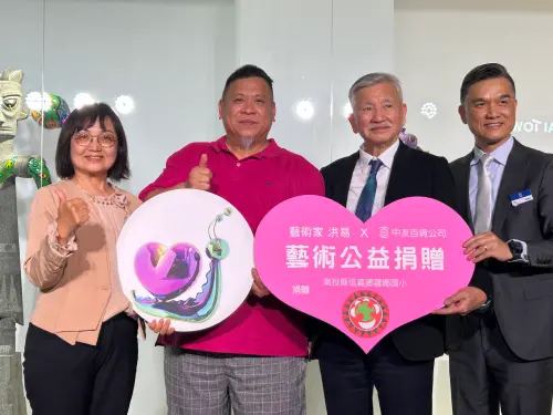 ▲洪易大方捐贈作品《愛心蝸牛》義賣，由中友百貨以實際行動認購作品，所得268,000元全數捐贈給羅娜國小。（圖／中友提供）