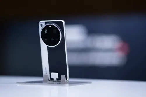 Xiaomi 15 Ultra 經典黑銀版本,PU 皮革質感與復古風格縫線,讓外型更具質感。(圖/官方提供) ▲ Xiaomi 15 Ultra 經典黑銀版本,PU 皮革質感與復古風格縫線,讓外型更具質感。(圖/官方提供)