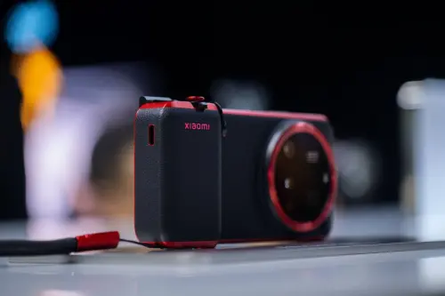 同步推出的 Xiaomi 15 Ultra專業攝影套裝,融合經典相機設計元素,包含徠卡相機標誌性的紅色裝飾環,並針對接拍模式設計專屬自訂 UI 介面。(圖/官方提供) ▲同步推出的 Xiaomi 15 Ultra專業攝影套裝,融合經典相機設計元素,包含徠卡相機標誌性的紅色裝飾環,並針對接拍模式設計專屬自訂 UI 介面。(圖/官方提供)