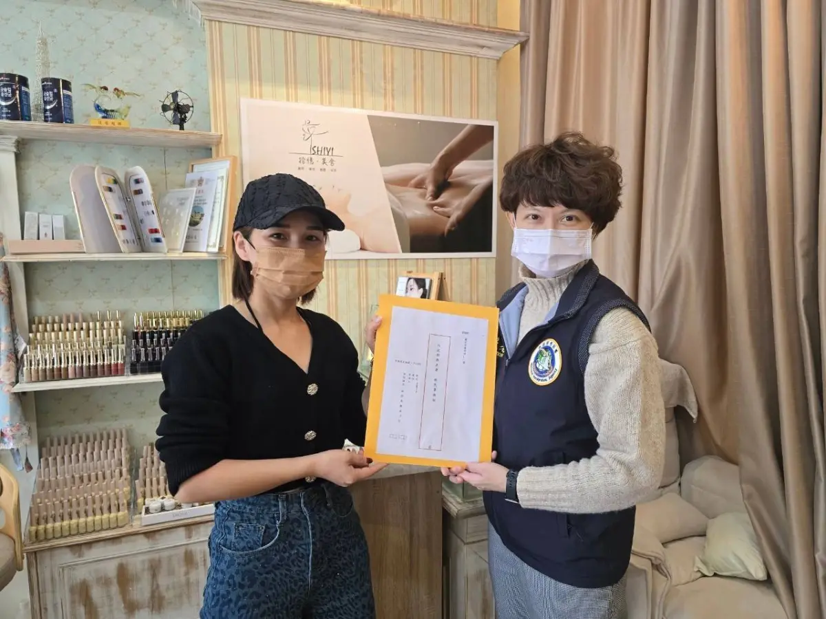 ▲新住民羅小姐取得美容丙級技術士證，雲林移民署協助她申請獎金。（圖／移民署提供）
