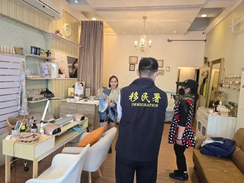 ▲移民署「到府關懷、宅配愛擴大便民行動服務」。（圖／移民署提供）