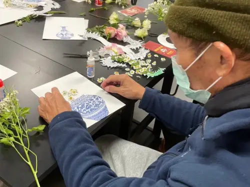 小巨蛋演唱會的花籃,在結束後會挑選狀況良好的花束,送往日照中心。(圖/台北捷運臉書) ▲小巨蛋演唱會的花籃,在結束後會挑選狀況良好的花束,送往日照中心。(圖/台北捷運臉書)