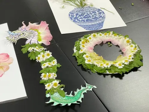 (圖/台北捷運臉書) ▲鮮花經過長者們巧手,搖身一變成為藝術作品。(圖/台北捷運臉書)