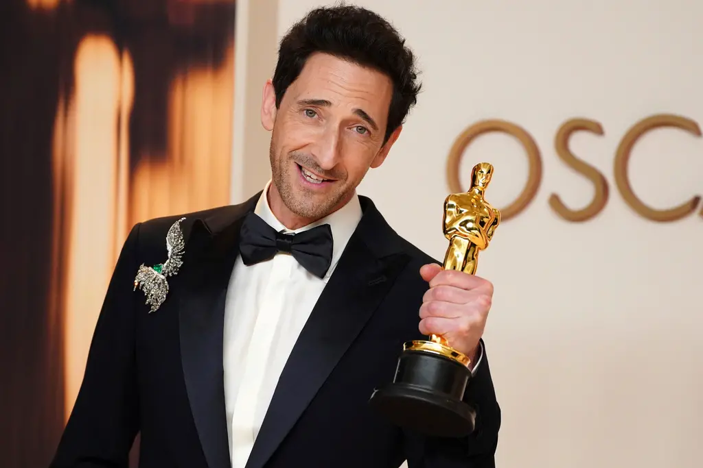 ▲《粗獷派建築師》安德林布洛迪（如圖）第2度登上奧斯卡影帝寶座，擊退強敵「甜茶」提摩西夏勒梅，保住「史上最年輕奧斯卡影帝」的頭銜。（圖／美聯社／達志影像）