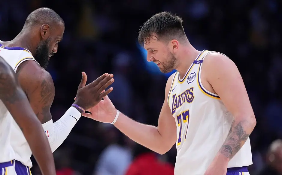 ▲湖人在Luka Doncic全場29分、6籃板與9助攻率領，搭配「詹皇」LeBron James得17分、5籃板與9助攻挹注下，末節挺住快艇反攻，終場以107：104擊退快艇，湖人靠著近期一波6連勝，順利擠下丹佛金塊，戰績已爬升至西區第2。（圖／美聯社／達志影像）