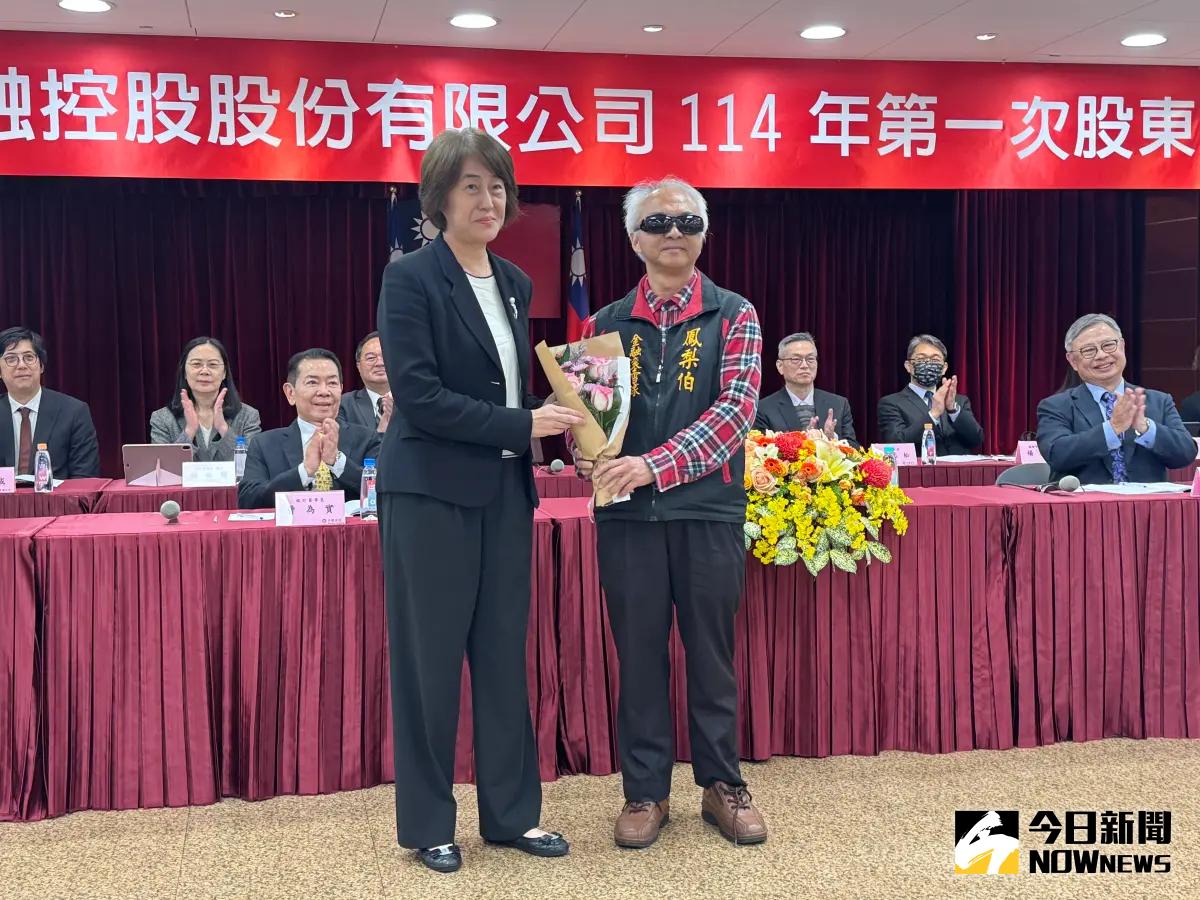 ▲永豐金控今（3）日召開股東臨時會，討論合併京城銀行案，會中有小股東向董事長陳思寬（左）獻花，感謝讓永豐金從後段班變成大黑馬。（圖／記者顏真真攝）