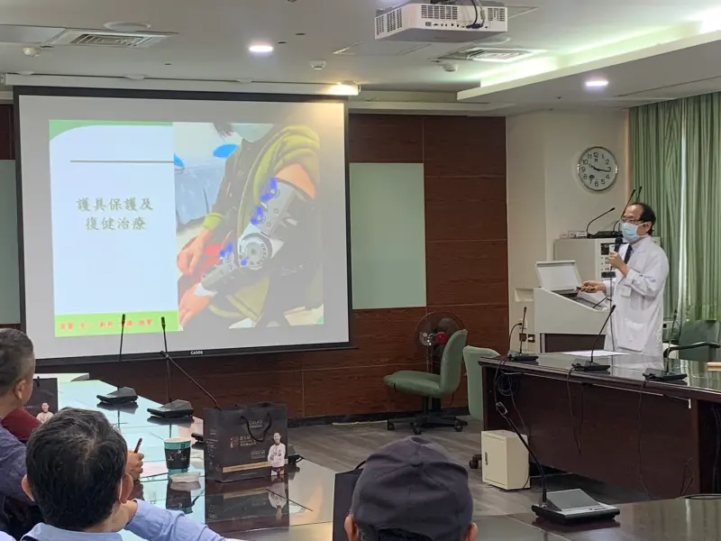 ▲黃敏旭主任表示，利用「雙壓輔助治療」的方式，患者一周出院，一個月就可恢復日常生活。（圖／台中醫院提供）