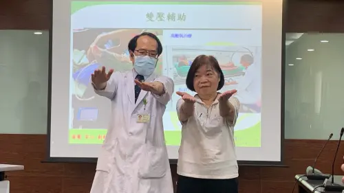 ▲陳女士現在活動自如，與醫師做出雙手平舉、彎曲等動作，顯示治療後恢復相當良好。（圖／台中醫院提供）