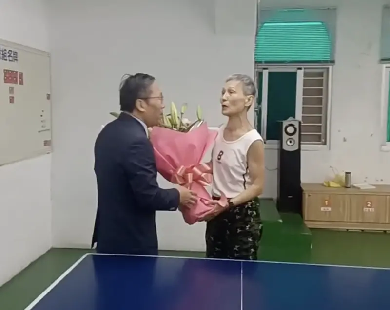▲花蓮退休教師、師鐸獎得主葉春蓮(右)今(22)日出席罷團聯合記者會怒嗆傅崐萁:「不學無術、胸無點墨」。(圖/資料照片)