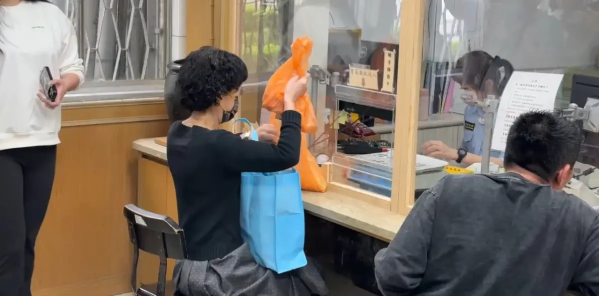 ▲陳佩琪辦接見，帶會客菜與痠痛貼布（圖／翻攝畫面）