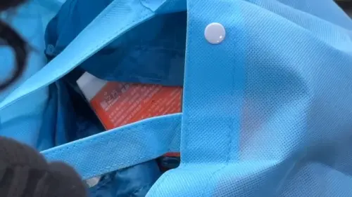 解禁二日陳佩琪獨見柯文哲 送痠痛貼布入北所遭拒 ▲陳佩琪嘗試送痠痛貼布給柯文哲,遭到拒絕(圖/翻攝畫面)