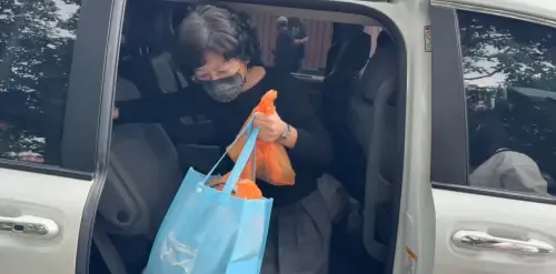 解禁二日陳佩琪獨見柯文哲 送痠痛貼布入北所遭拒 ▲柯文哲解除禁見第二天,陳佩琪獨自前往台北看守所辦接見(圖/翻攝畫面)