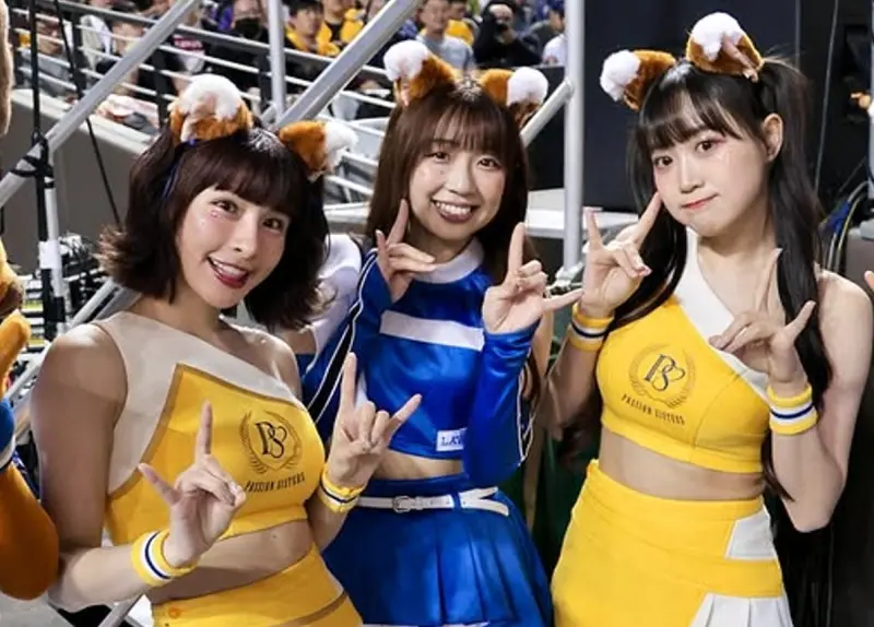 ▲邊荷律（右）2日到大巨蛋應援時，發現峮峮（左）裙子差點走光，立刻伸手幫忙遮擋，峮峮事後看到側拍畫面也驚呼「我都沒發現」。（圖／Passion Sisters IG）