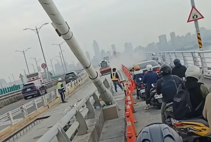 ▲有機車騎士指出，今（3）日中午12點40分左右，在新北大橋上的機車道突然出現塞車現象，源頭竟然是一輛轎車。（圖／爆料公社）