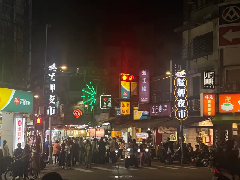 ▲台北不只有寧夏、士林夜市，廣州街夜市（艋舺夜市）也相當受到遊客歡迎，廣州街夜市有許多傳統台灣小吃及文化特色，復古又富有人情味的氛圍，讓遊客流連忘返。（圖／記者賴禹妡攝）