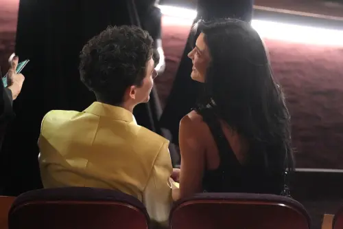 ▲提摩西夏勒梅（左）與凱莉珍娜（右）在奧斯卡頒獎典禮上坐在一起，不時有機會竊竊私語、親密互動。（圖／美聯社／達志影像）