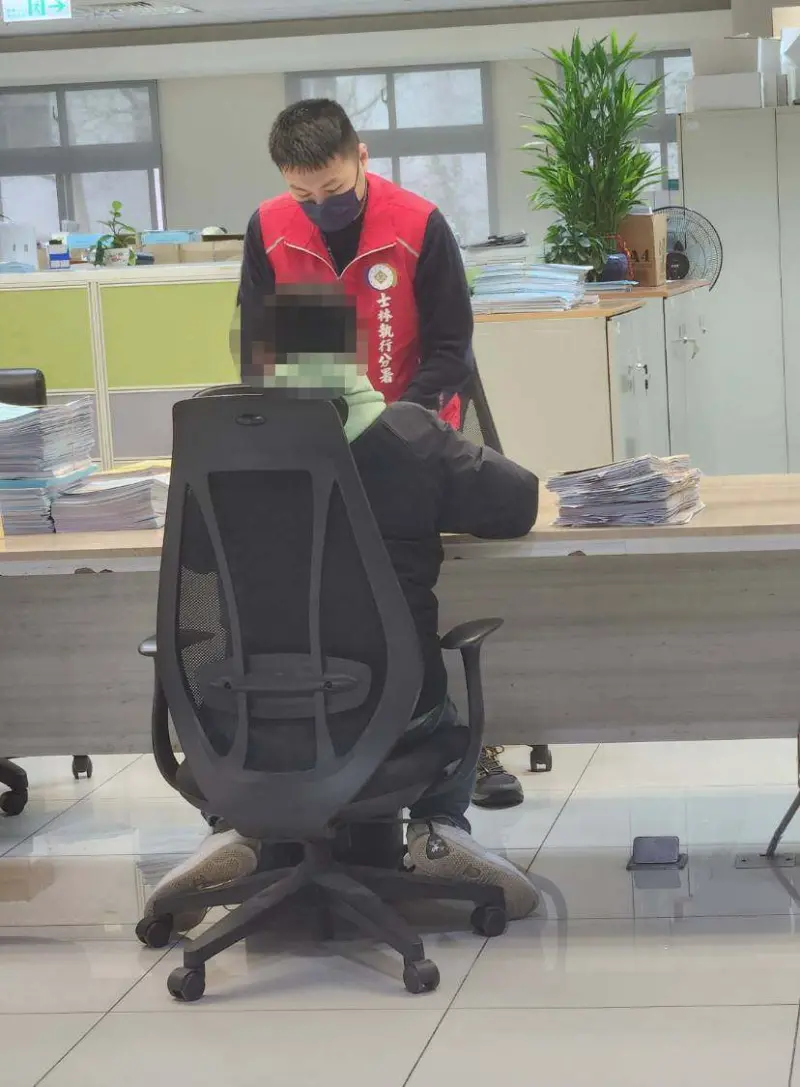 ▲盛女委託友人在士林分署櫃台繳款及辦理解除限制出境事宜。