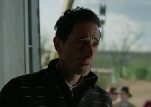 ▲安德林布洛迪在《粗獷派建築師》又散發濃厚的憂鬱氣質,演活被戰火摧殘、想在美國追尋夢想的猶太裔建築師。(圖/摘自IMDb) ▲安德林布洛迪在《粗獷派建築師》又散發濃厚的憂鬱氣質,演活被戰火摧殘、想在美國追尋夢想的猶太裔建築師。(圖/摘自IMDb)