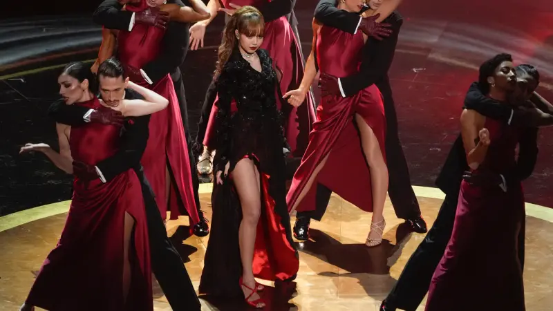 奧斯卡／BLACKPINK Lisa致敬007！禮服開衩到腿根「側邊看光光」