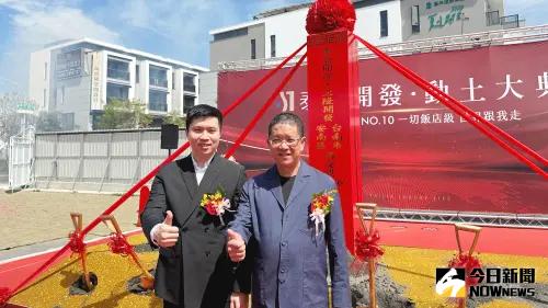 ▲泰嘉開發董事長呂金發(右)攜手大兒子呂維哲(左)出席「九份子國際生態城 NO.10」動土典禮。(圖/記者陳美嘉攝,2025.03.03) ▲泰嘉開發董事長呂金發(右)攜手大兒子呂維哲(左)出席「九份子國際生態城 NO.10」動土典禮。(圖/記者陳美嘉攝,2025.03.03)