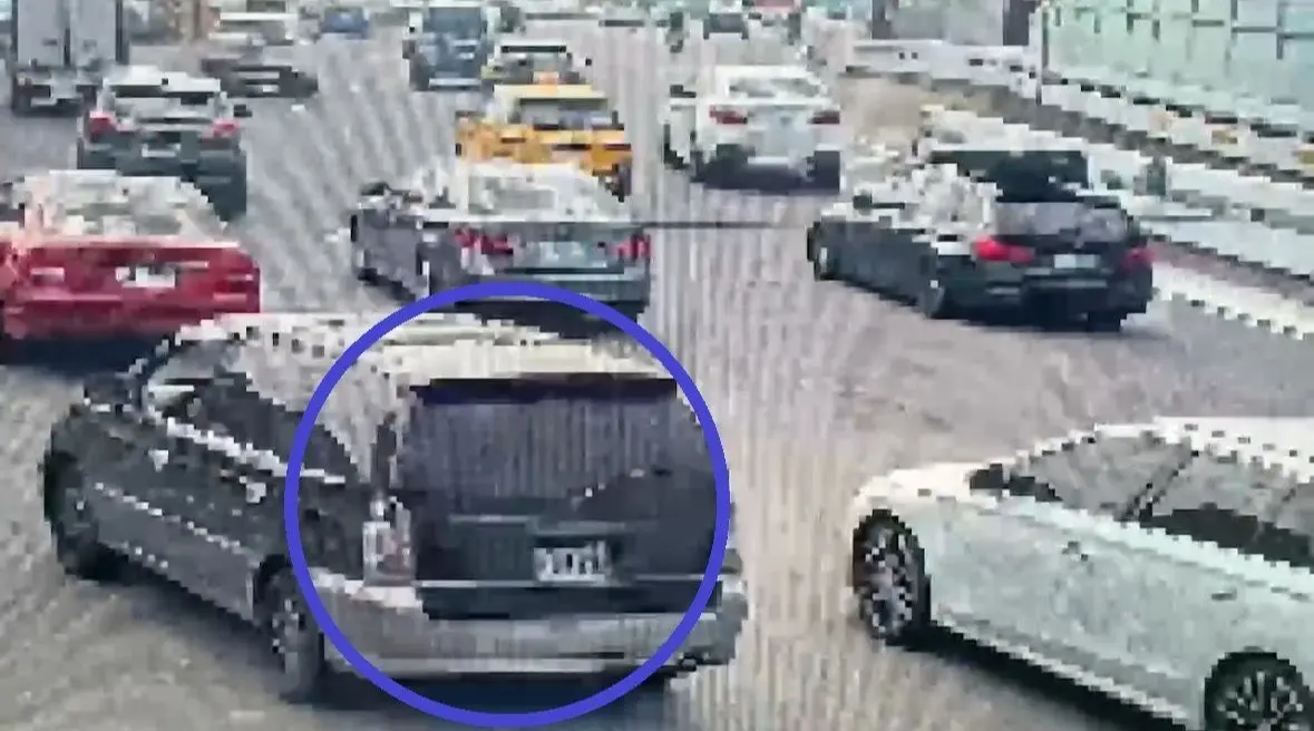 ▲黑色休旅車為躲避員警酒駕攔檢，竟在台北百齡橋上倒車逃逸。（圖／士林分局提供）