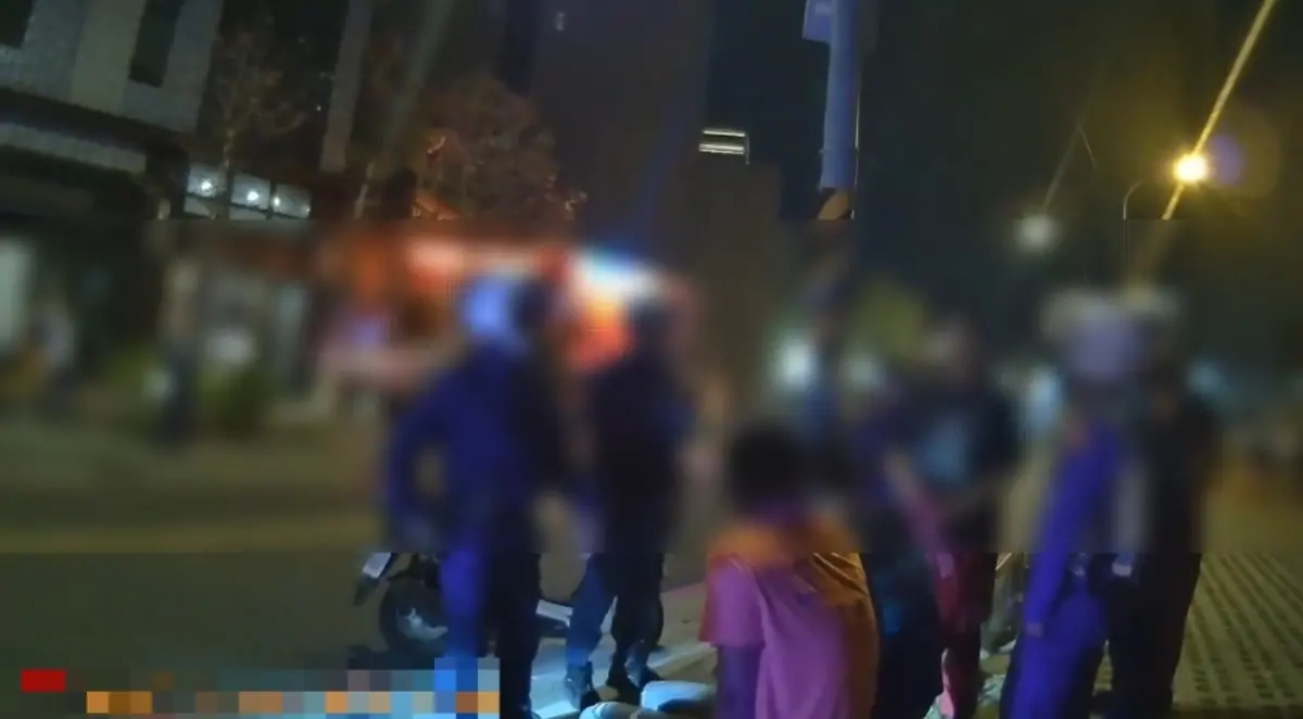 ▲楊姓少年被宮廟的李姓男子率眾圍毆，造成全身多處擦挫傷，所幸送醫後並無大礙。（圖／警方提供）