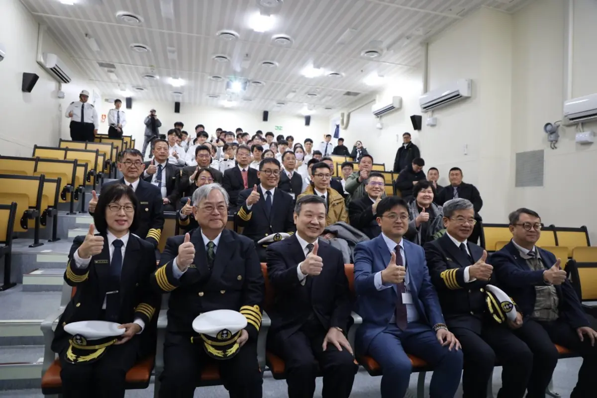 ▲駐日代表李逸洋大使、教育部林伯樵主秘、高科大俞克維副校長與船員合影。（圖／教育部）