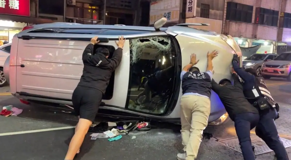 ▲肇事楊姓女駕駛疑似精神不濟，不小心衝到對向車道，連續撞上兩台車，而自己的車當場翻覆在路中央。（圖／桃園中壢分局提供）