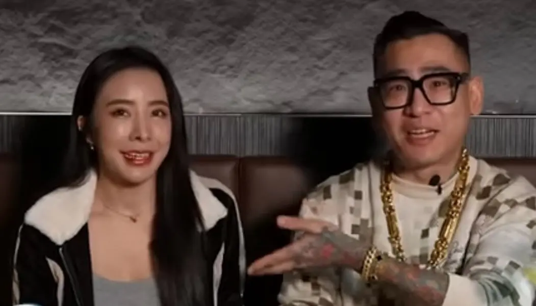 ▲YouTuber蹦闆（右）邀請飯局妹Nico（左），揭祕飯局文化，爆料某知名網美私下交易，並補充表示，這名網美身上有「燕子刺青」，線索引發熱議！（圖／蹦闆YouTube）