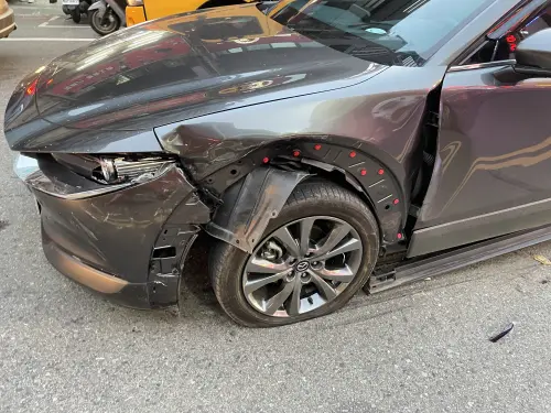 ▲被撞的車輛左側車頭鈑金凹陷、輪胎爆胎。（圖／桃園中壢分局提供）