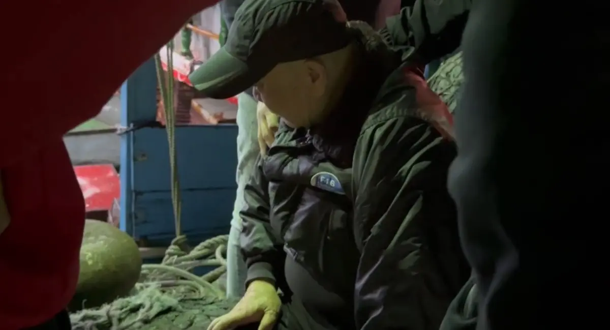 ▲41歲船長簡至呈的父親焦急的在港邊等待奇蹟。（圖／翻攝畫面）