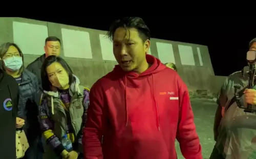 ▲幫忙救人的順吉168號船長張育維頻頻拭淚，跟簡爸爸道歉。（圖／翻攝畫面）