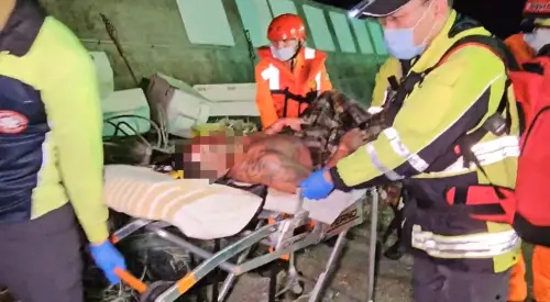 ▲印尼籍漁工燒燙傷，緊急送往醫院救治。（圖／翻攝畫面）