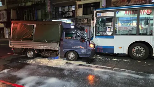 新北公車疑閃車對撞小貨車　貨車駕駛一度受困、豆腐灑滿地
