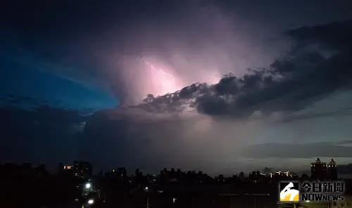 鋒面通過台灣,北台灣雨勢從深夜開始逐漸加大,而對流發展也讓台北、新北等地區不斷出先轟隆隆的雷聲和閃電。(圖/記者葉政勳攝) ▲鋒面通過台灣,北台灣雨勢從深夜開始逐漸加大,而對流發展也讓台北、新北等地區不斷出先轟隆隆的雷聲和閃電。(圖/記者葉政勳攝)