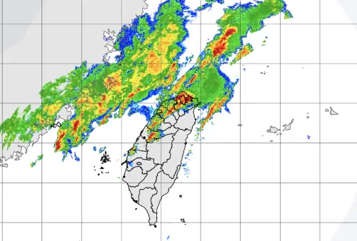 鋒面通過台灣,一波波對流雲系移入北台灣,強風暴雨搭配雷擊,宛如颱風過境。(圖/中央氣象署) ▲鋒面通過台灣,一波波對流雲系移入北台灣,強風暴雨搭配雷擊,宛如颱風過境。(圖/中央氣象署)