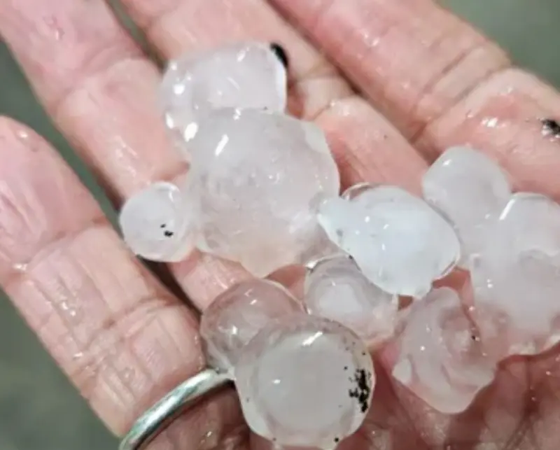 ▲氣象署今天凌晨發佈大雷雨訊息之後，雙北就開始頻頻打雷大暴雨，多地區接著開始降下冰雹，許多民眾被吵醒感到驚訝。（圖/臉書社團汐止集團）