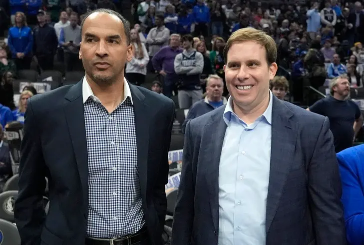 ▲獨行俠上月才剛賣掉人氣球星Luka Doncic，本月宣布調漲下季門票售票，老闆Patrick Dumont（右）被球迷罵翻。（圖／美聯社／達志影像）